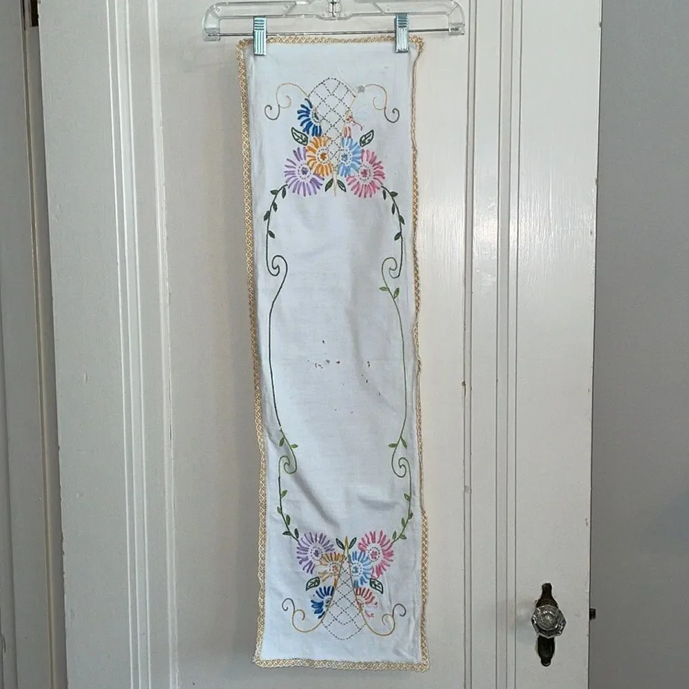 Vintage table runner with‎ floral embroidery & crochet edges